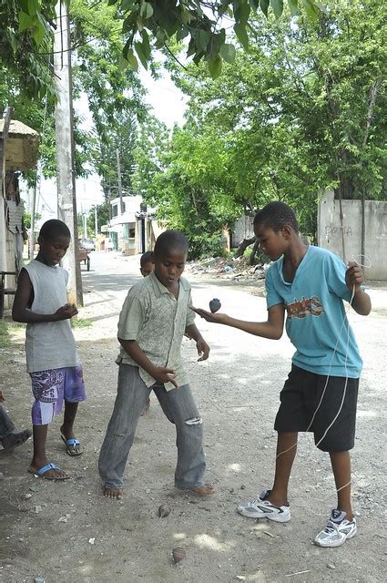 … leer artículo posts más vistos. Juegos tradicionales dominicanos - Bailando trompo