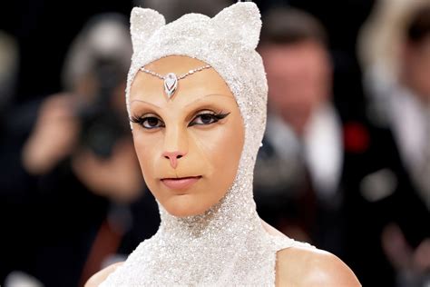 Doja Cat Goes Feline On Met Gala Red Carpet As Karl Lagerfeld S Cat