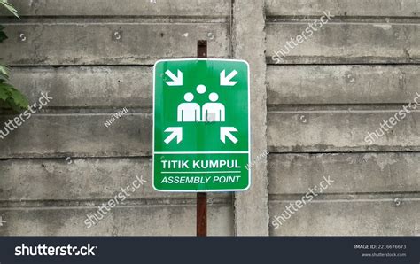 Assembly Point Titik Kumpul Sign Board Foto Stock 2216676673 Shutterstock