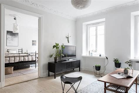 The bedroom is an area separated from the living room by curtains and the two spaces can become one if desired. Small yet ultra charming one bedroom apartment in Linnestaden