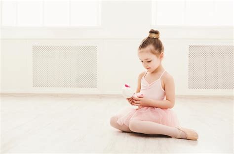 Retrato Da Pequena Bailarina No Chão Copie O Espaço Menina Sorridente