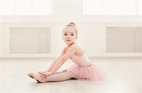 Retrato Da Pequena Bailarina No Chão Copie O Espaço Menina Sorridente