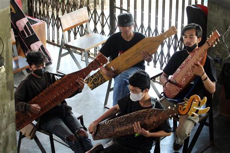 Mengenal Sape Alat Musik Tradisional Suku Dayak Dan Cara Memainkannya