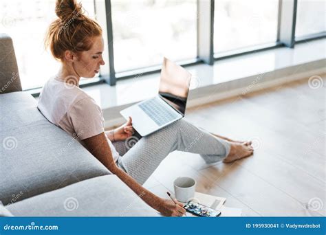 Imagem De Uma Mulher Focada Trabalhando Com Laptop Enquanto Se Senta No