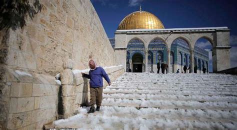 It is surrounded by a trapezoidal wall: Altar of the Lord Rebuilt in Jerusalem—A Sign of the Times ...