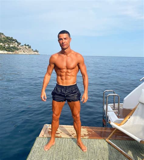 Cristiano ronaldo dos santos aveiro goih comm (portuguese pronunciation: Cristiano Ronaldo exibe corpo definido em nova fotografia ...