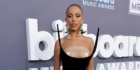 Doja Cat S Schiaparelli Dress And Gold Nipple Pasties Popsugar Fashion