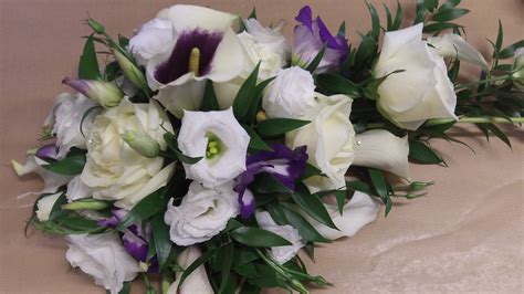 Thanksgiving holiday celebration table flowers. Floristry students design wedding flowers for Mere Golf ...