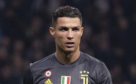 The captain's armband that cristiano ronaldo angrily threw to the ground during portugal's world cup qualifier in belgrade last week has been sold to an unidentified bidder for €64,000. Cristiano Ronaldo: Kein Prozess wegen Vergewaltigung