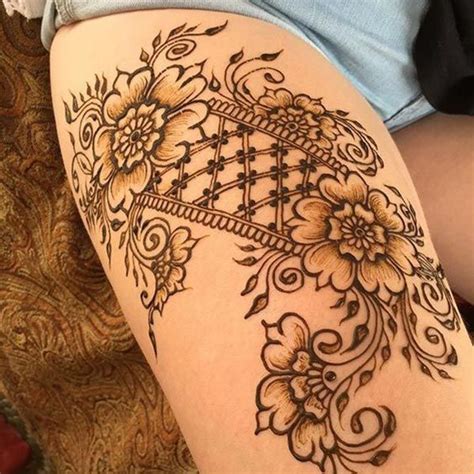 Henna is fast becoming a beauty trend embraced by people that are still skeptical about getting a more permanent arrangement like a tattoo. 13 Amazing Thigh Henna Mehndi Tattoo Art Designs | Thigh ...