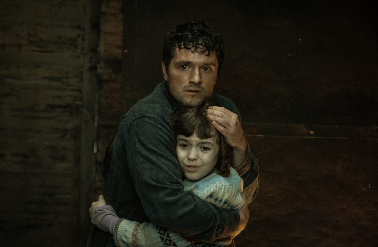 (from left) Mike (Josh Hutcherson) and Abby (Piper Rubio) in Five Nights at Freddy's