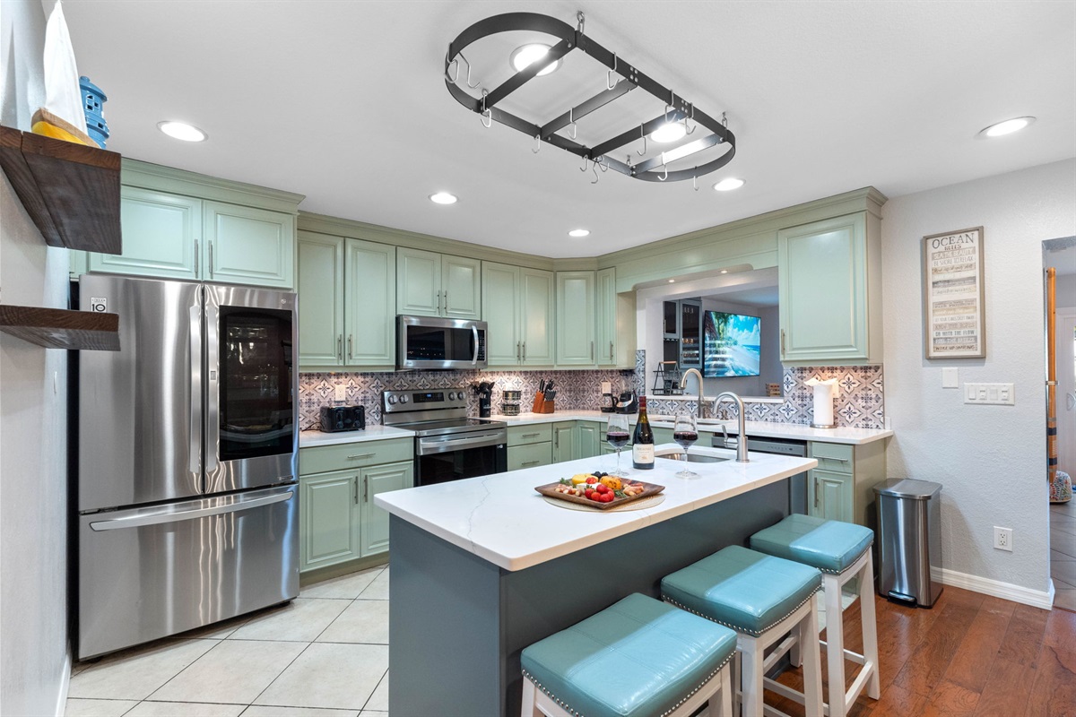 This spacious kitchen combines functionality with modern aesthetics, creating an inviting atmosphere that encourages cooking and creativity..