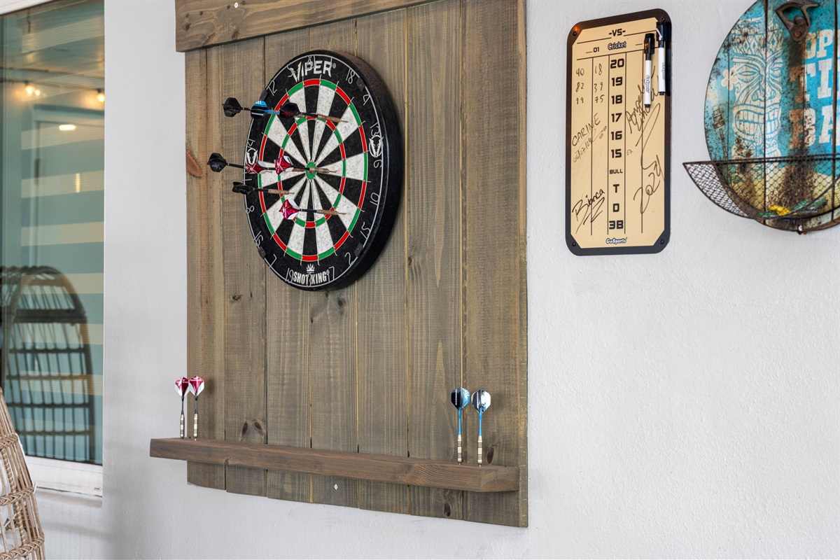 The room also includes a darts board, ideal for testing your precision and challenging your friends to a friendly match. 