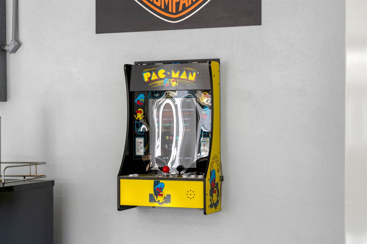 or those who enjoy classic arcade games, the room also includes a Pac-Man arcade game, providing nostalgic entertainment with endless fun.