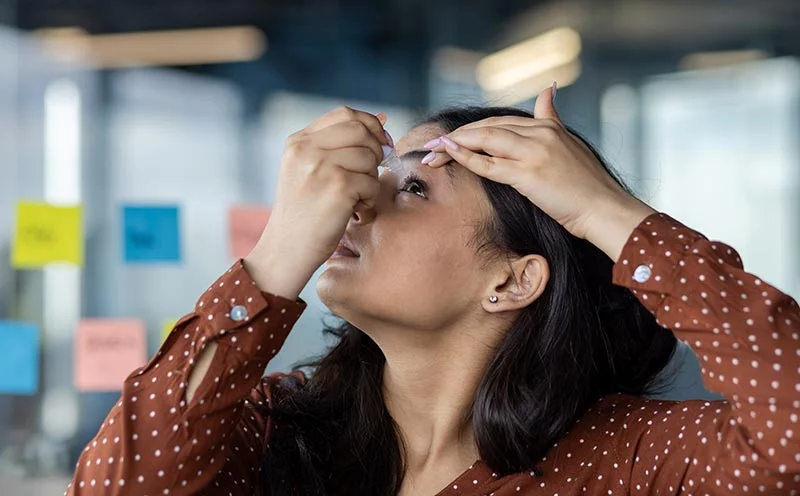 De manera accidental, algunas personas se han aplicado pegamento para pestañas en sus ojos, al confundir las gotas para la vista con pegamento. Esto es lo que puede hacer si accidentalmente se encuentra en esa situación. Foto: Getty Images.