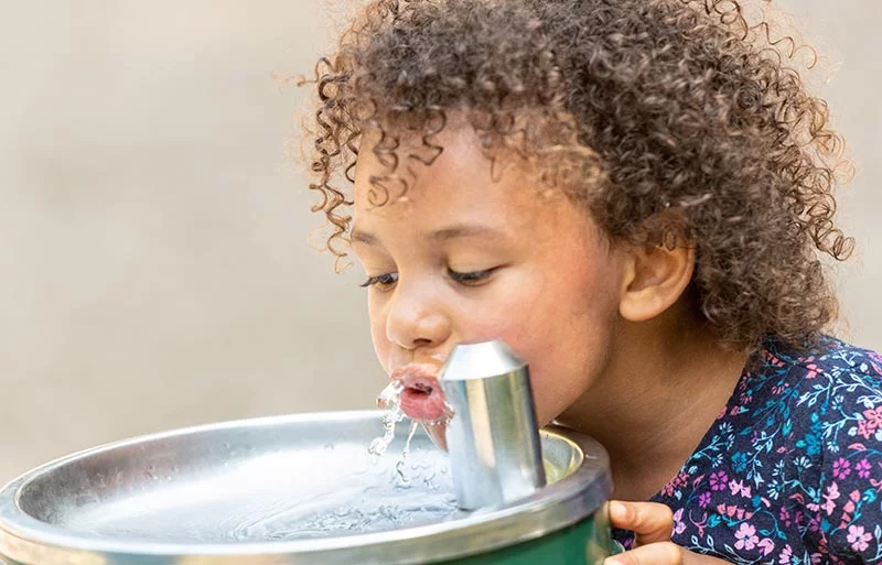 El flúor en el agua ha reducido drásticamente las caries en los niños y ha ayudado a los adultos a conservar más dientes. Foto: Getty Images.