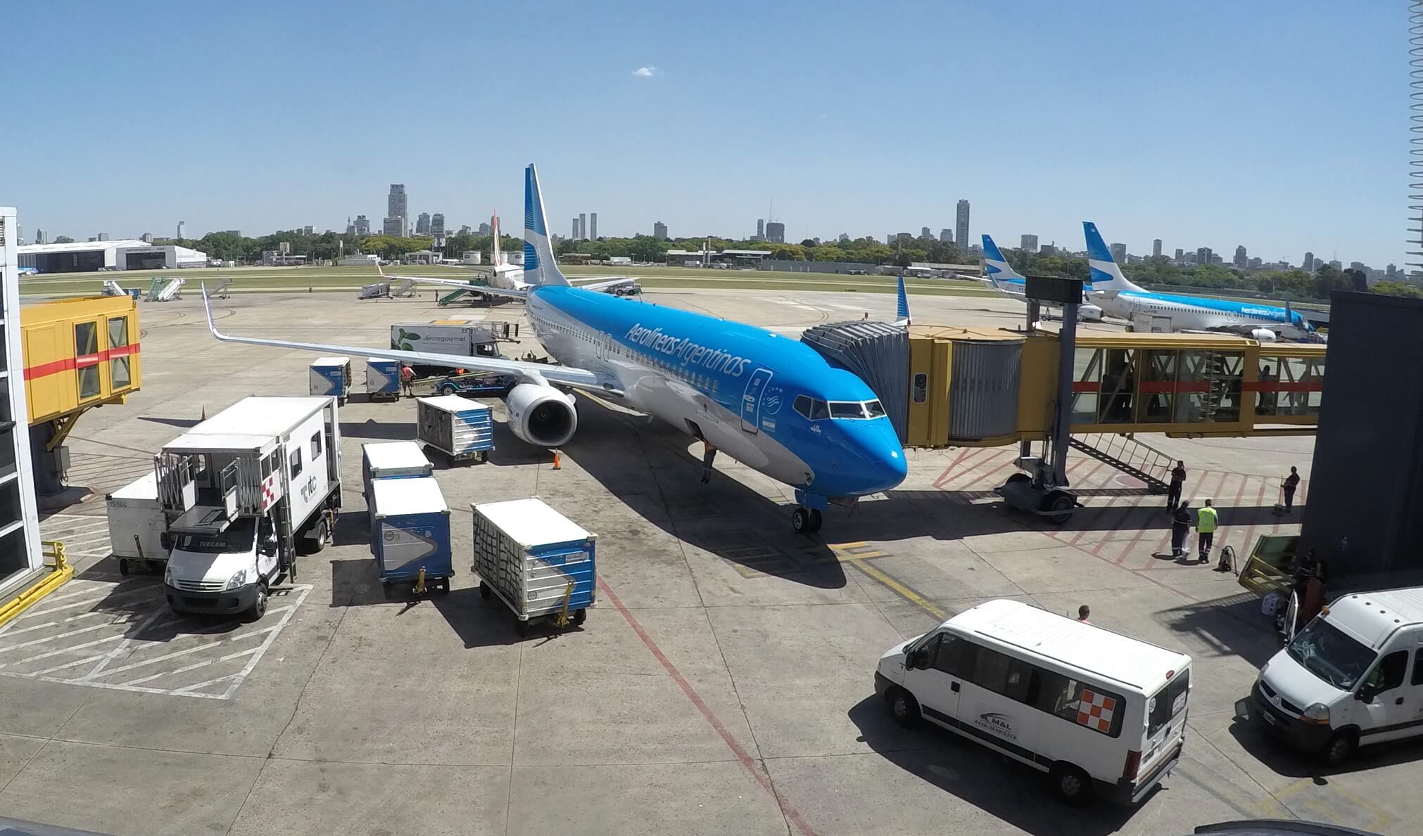 avión estacionado en la pista de un aeropuerto