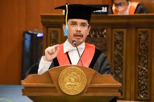 Dosen sekaligus Guru Besar Universitas Airlangga (UNAIR) Prof Dr M Hadi Subhan SH MH CN meraih predikat Dosen Hukum Favorit Nasional 2024 (Foto: Istimewa)