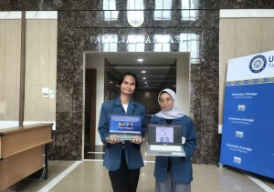 Foto tim mahasiswa farmasi setelah meraih juara I esai nasional (Foto: Dok. Narasumber)