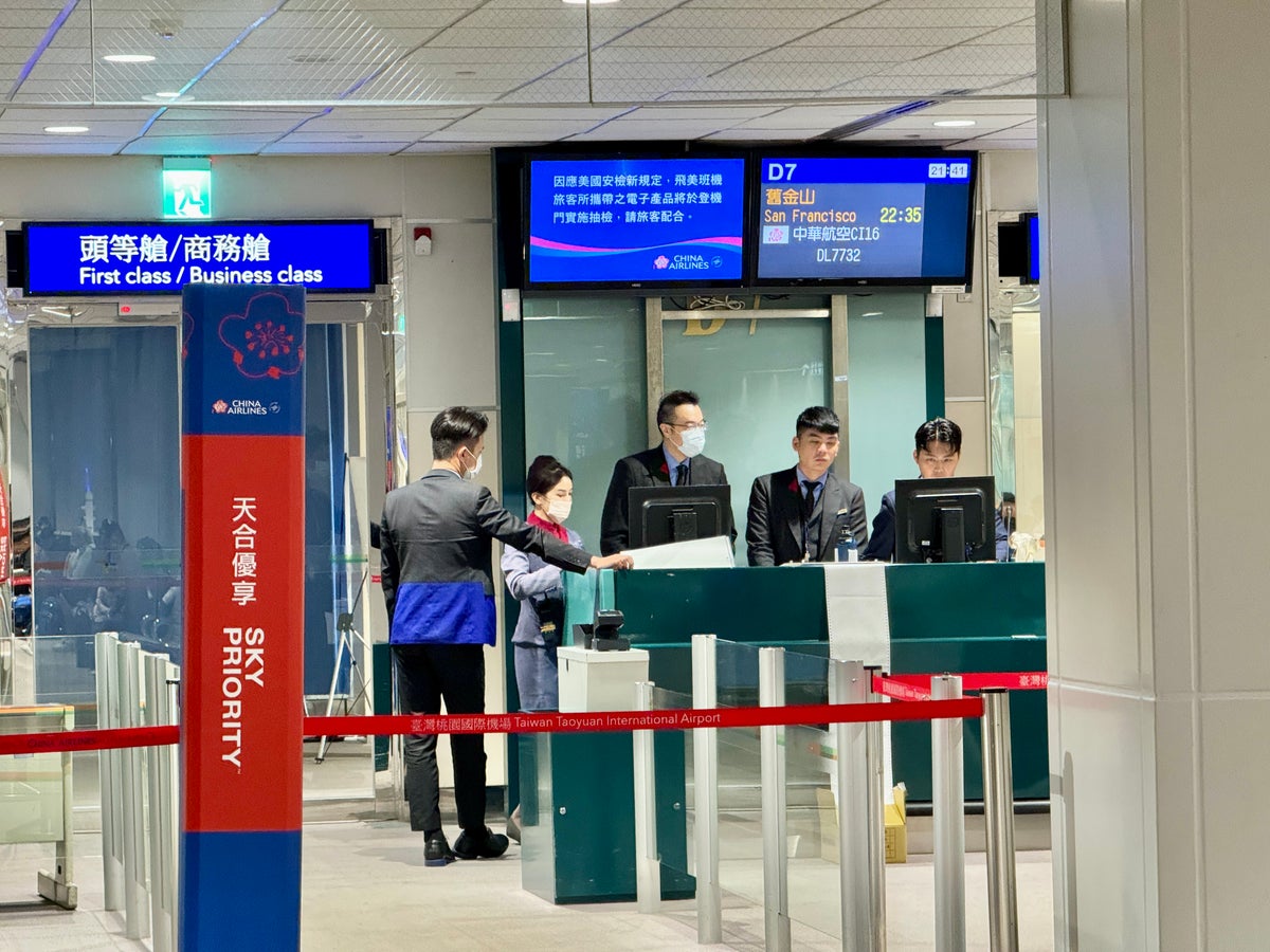 China Airlines A350 Business Class Gate D7 Desk