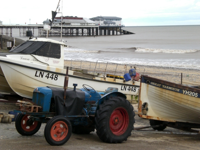 File:Cromer
                Pier.jpg