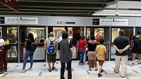 Puerta de andén en dirección Los Libertadores de la Estación Parque Almagro, en la comuna de Santiago.