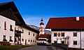 Volksschule (rechts) und Kirche