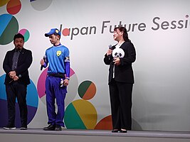 サカイ引越センターのマイスターの瀬脇弘幸氏(中央)、総務部広報課の嶋田和代氏(右端)が登壇した様子