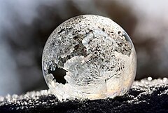 Third place: Frosted bubble. – Пазначэньне аўтарства: Danielarapava (CC BY-SA 4.0)