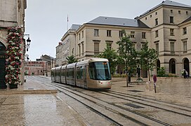 Le tramway d'Orléans à la Place St-Croix.