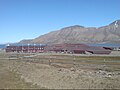 Polski: Budynek The University Centre in Svalbard (UNIS) w Longyearbyen