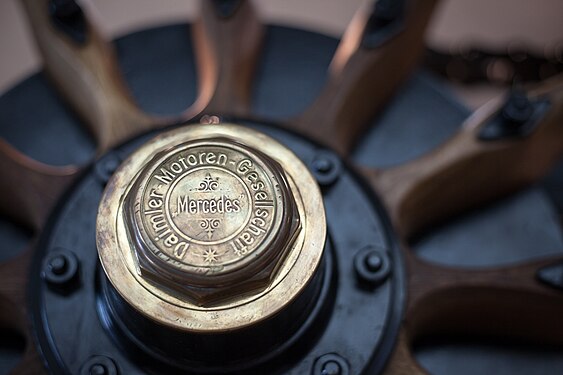 Wooden spoke wheel of a car of the Daimler-Motoren-Gesellschaft.