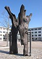 en: Sculpture Stundeneiche (german for: hoursoak) at town hall square, created by the artist Franziska Uhl in 2005 / de: Skulptur Stundeneiche der Künstlerin Franziska Uhl von 2005 auf dem Rathausplatz