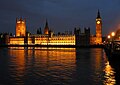 O palacio de Westminster pola noite reflectido no Támesis, fotografado por Andrew Dunn, dende e Reino Unido (user "Solipsist").