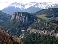 Semmeringbahn mit Rax und Pollerswand im Hintergrund