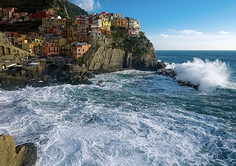 Waves in December, Manarola seen from north-west