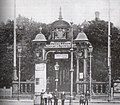 Der Eingang zur Brauerei und zum Biergarten um 1900