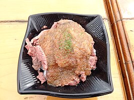 「麻布十番焼肉 BULLS 本店」のキッチンカーで提供されたサガリステーキ丼 - DSC-HX99で撮影