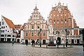 English: Town Hall Square and House of the Blackheads Guild with the Roland Statue Deutsch: Rathausplatz mit Schwarzhäupterhaus und Rolandstatue