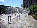 Gateway Fountain at Discovery Green/El Fuente Gateway en Discovery Green