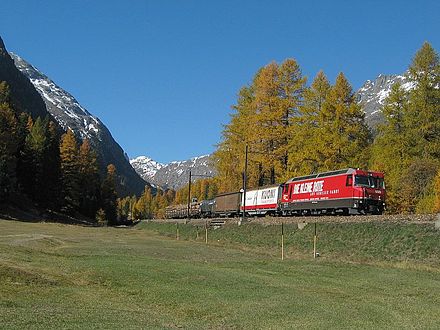 Güterzug mit Ge 4/4 III 650 bei Bever