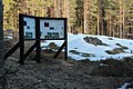 Svenska: Informationsskylt på Lapphyttan, Norbergs kommun, Sverige. I bakgrunden en husgrund med spismursröse. This is a picture of an archaeological site or a monument in Sweden, number Karbenning 22:1 in the RAÄ Fornsök database.