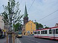 Straßenbahn fährt zweigleisig