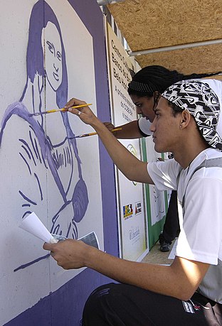 Artists copying the "Mona Lisa". The original picture is in the public domain, but both the derivative work (the copy of the picture) and this photograph would attract their own copyright. The names of the artists are not known but they and the photographer Lúcia Sebe were working for the copyright holder, Estado de Minas Gerais (Brasil), who has released the rights under a "CC BY-SA 2.0" license.