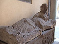 Sarcophage exposé dans l'entrée du palais