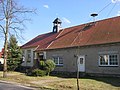 en: Community center (left, in the old school) with restored bell tower / de: Dorfgemeinschaftshaus (links, im Gebäude der alten Schule) mit restauriertem Glockenturm