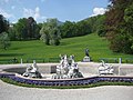 Springbrunnen aus weißem Marmor vor dem Mitteltrakt der Kaiservilla in Bad Ischl