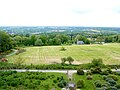 Le parc du château de Trévarez vu de la terrasse, avec la chapelle Saint-Hubert ; à l'arrière-plan, la vallée de l'Aulne et Châteauneuf-du-Faou