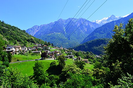 Ponto Valentino (Acquarossa) mit Pinadee-Kette über dem Val Soia