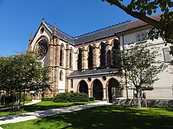 Façade avec la nef et la croisée du transept